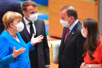 Kanzlerin Merkel (v.l.), Frankreichs Präsident Macron, Schwedens Premierminister Löfven und Finnlands Premierministerin Marin beim EU-Sondergipfel.