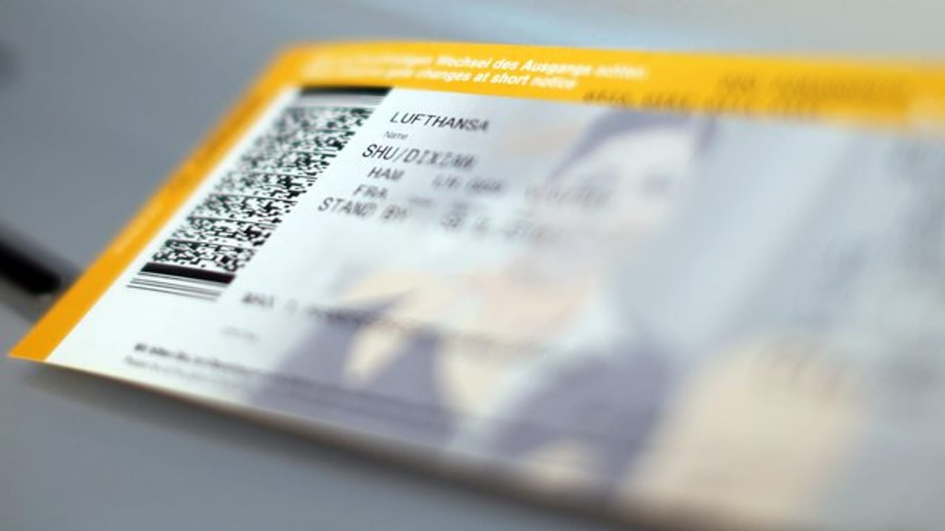 Ein Flugticket der Lufthansa