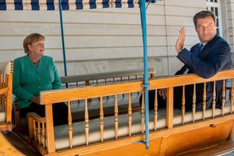 Bayern, Herrenchiemsee: Markus Söder und Bundeskanzlerin Angela Merkel fahren nach der Sitzung des bayerischen Kabinetts auf der Insel Herrenchiemsee in einer Kutsche zurück zum Anlegesteg.