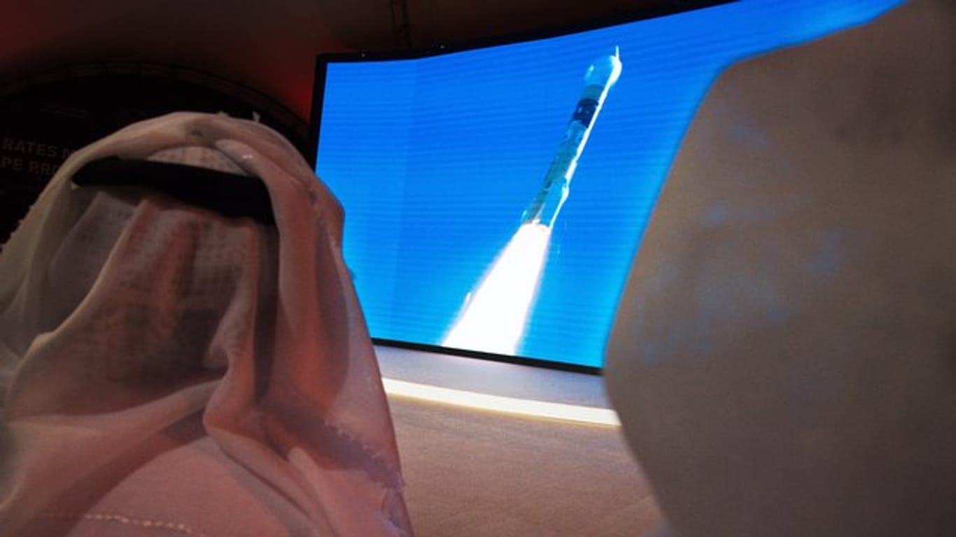 Der Start einer Trägerrakete der Mars-Mission "Al-Amal" (Hoffnung) wird auf einem Fernseher beobachtet.