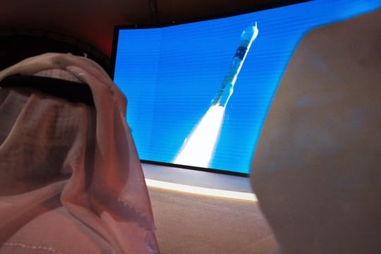 Der Start einer Trägerrakete der Mars-Mission "Al-Amal" (Hoffnung) wird auf einem Fernseher beobachtet.