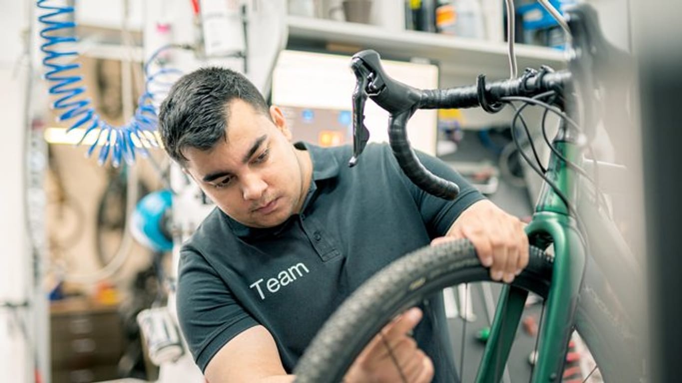 Profis sind beim Schlauchwechsel schnell: Milos Stojanov, angehender Fahrradmonteur, kümmert sich um ein Kundenrad.