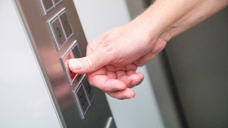 Sollte der Aufzug für längere Zeit defekt sein, können Mieter eine Mietminderung in Betracht ziehen.