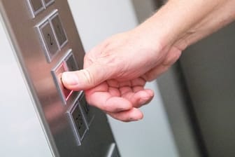 Sollte der Aufzug für längere Zeit defekt sein, können Mieter eine Mietminderung in Betracht ziehen.