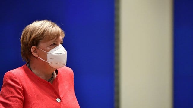 Bundeskanzlerin Merkel hat eine Vermittlerrolle beim EU-Gipfel, weil Deutschland seit 1. Bundeskanzlerin Merkel hat eine Vermittlerrolle beim EU-Gipfel, weil Deutschland seit 1.