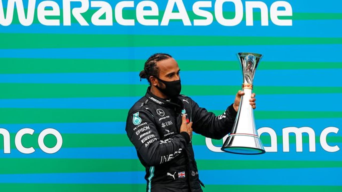 Lewis Hamilton hat mit einem Sieg im dritten Formel-1-Saisonrennen die WM-Führung übernommen.