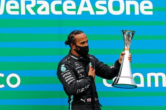 Lewis Hamilton hat mit einem Sieg im dritten Formel-1-Saisonrennen die WM-Führung übernommen.