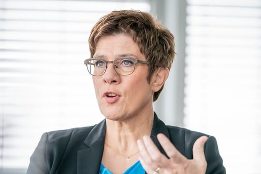 "Ich gehe davon aus, dass jemand, der sich als CDU-Vorsitzender aufstellen lässt, dass auch tut, um Kanzlerkandidat zu werden", sagt Kramp-Karrenbauer.