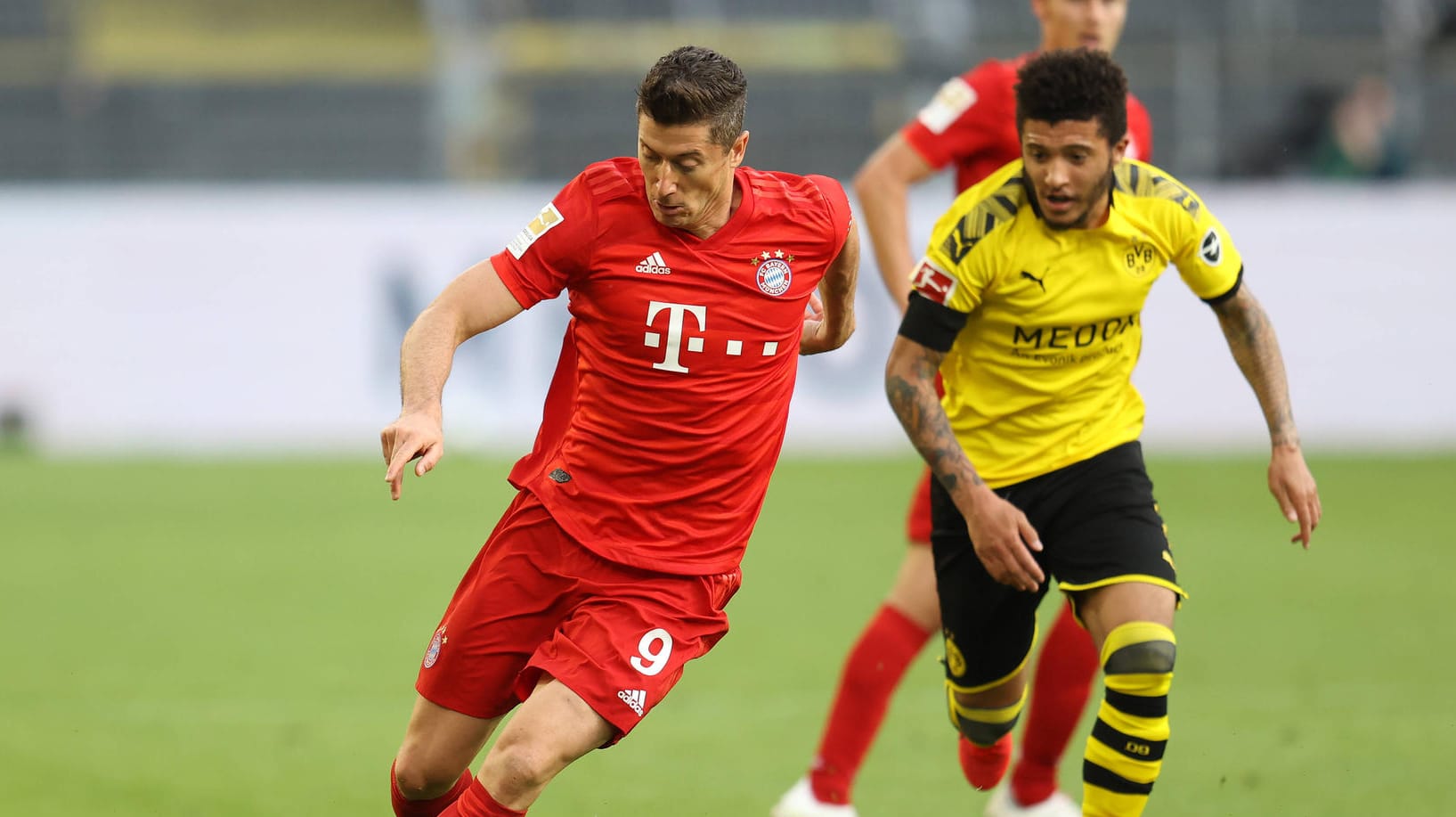 Robert Lewandowski und Jadon Sancho im Zweikampf: 42 Prozent der 270 teilnehmenden Spieler haben sich für den Bayern-Profi entschieden.