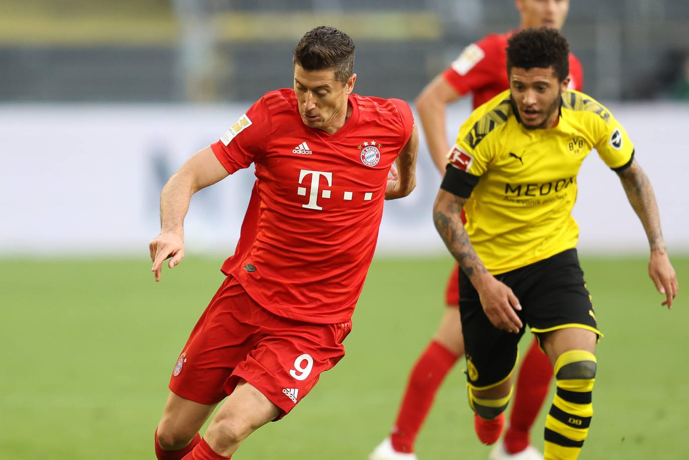 Robert Lewandowski und Jadon Sancho im Zweikampf: 42 Prozent der 270 teilnehmenden Spieler haben sich für den Bayern-Profi entschieden.