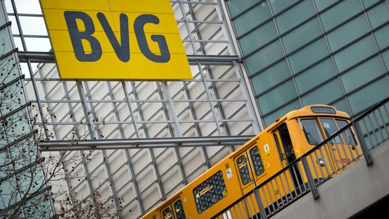 Eine U-Bahn fährt unter einem Schild mit der Aufschrift "BVG" vorbei: Der LTE-Ausbau im Streckennetz ist wegen Corona nicht so schnell fortgeschritten wie geplant.