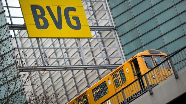 Eine U-Bahn fährt unter einem Schild mit der Aufschrift "BVG" vorbei: Der LTE-Ausbau im Streckennetz ist wegen Corona nicht so schnell fortgeschritten wie geplant. Eine U-Bahn fährt unter einem Schild mit der Aufschrift "BVG" vorbei: Der LTE-Ausbau im Streckennetz ist wegen Corona nicht so schnell fortgeschritten wie geplant.