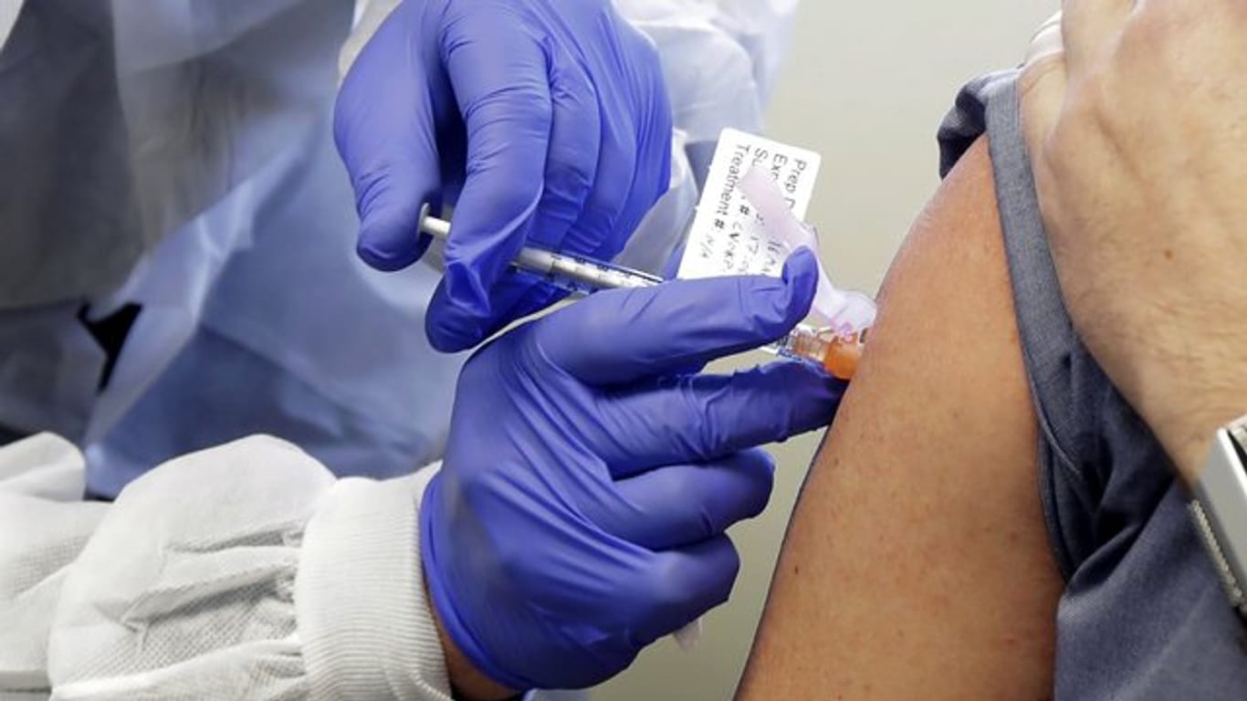 Eine Versuchsperson erhält eine Spritze mit einem potenziellen Impfstoff gegen das Coronavirus.