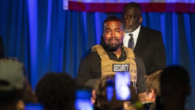 US-Rapper Kanye West bei seinem Auftritt in North Charleston. US-Rapper Kanye West bei seinem Auftritt in North Charleston.