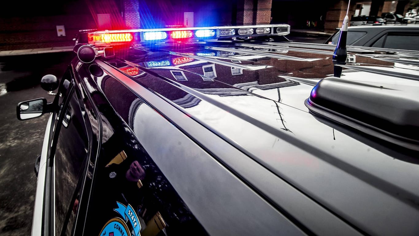 US-Polizeiauto mit Blaulicht: Nach dem Anschlag auf eine Bundesrichterin läuft in New Jersey die Fahndung. (Symbolfoto)