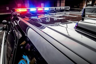 US-Polizeiauto mit Blaulicht: Nach dem Anschlag auf eine Bundesrichterin läuft in New Jersey die Fahndung. (Symbolfoto)