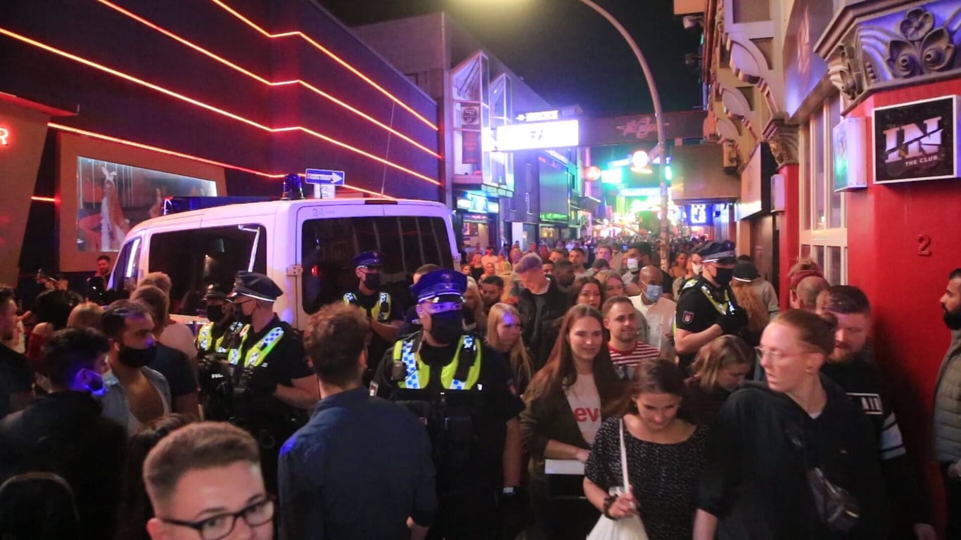 Ein Polizeiwagen steht in einer Menschenmenge auf St. Pauli: Am Wochenende trafen sich Tausende zum Feiern auf dem Kiez.