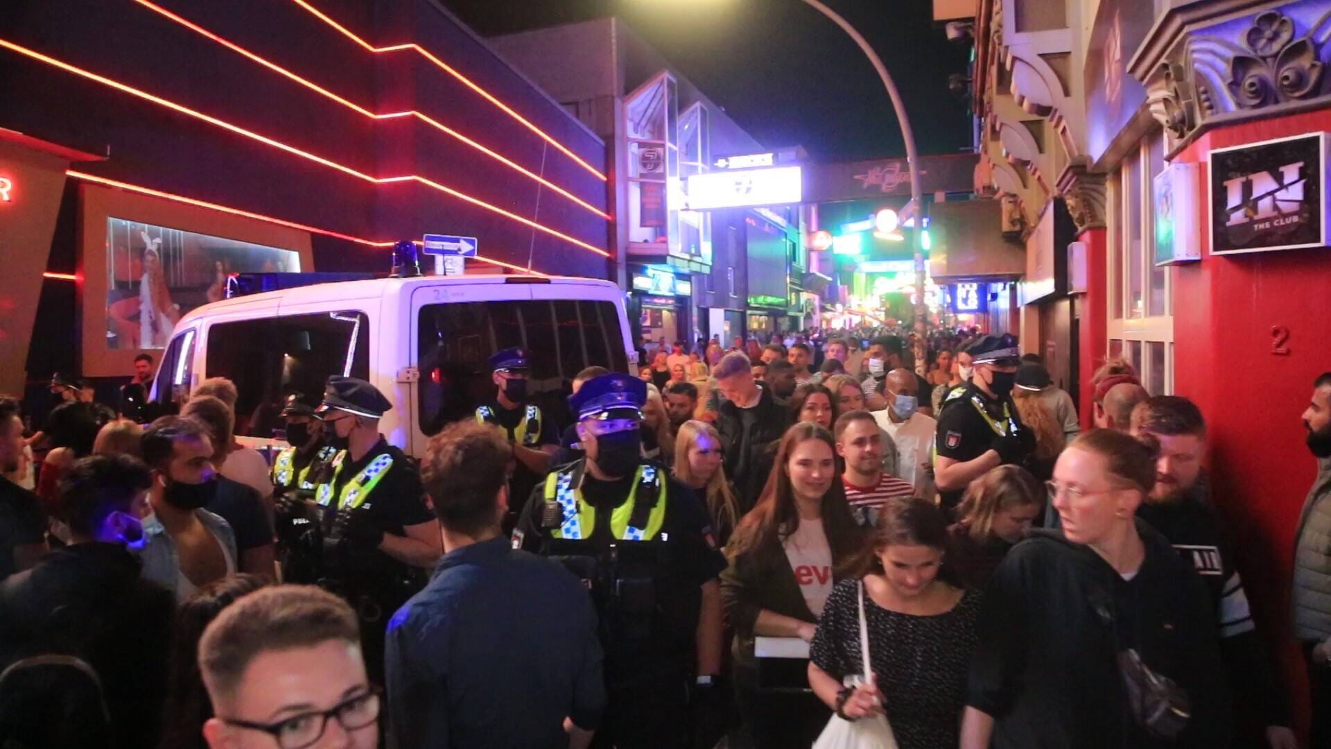 Ein Polizeiwagen steht in einer Menschenmenge auf St. Pauli: Am Wochenende trafen sich Tausende zum Feiern auf dem Kiez.