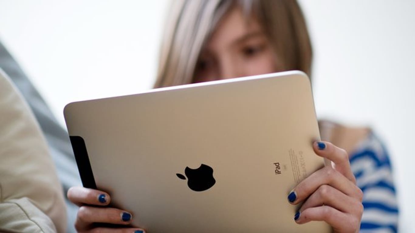 Ein Mädchen mit einem Tablet: Kostenlose Videoportale werden der Umfrage zufolge mit zunehmendem Alter wichtiger.