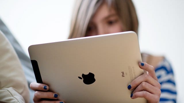 Ein Mädchen mit einem Tablet: Kostenlose Videoportale werden der Umfrage zufolge mit zunehmendem Alter wichtiger. Ein Mädchen mit einem Tablet: Kostenlose Videoportale werden der Umfrage zufolge mit zunehmendem Alter wichtiger.
