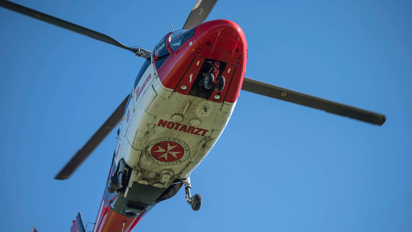 Ein Rettungshubschrauber: Ein flüchtiger Dieb ist in Hagen vor eine Auto gerannt.