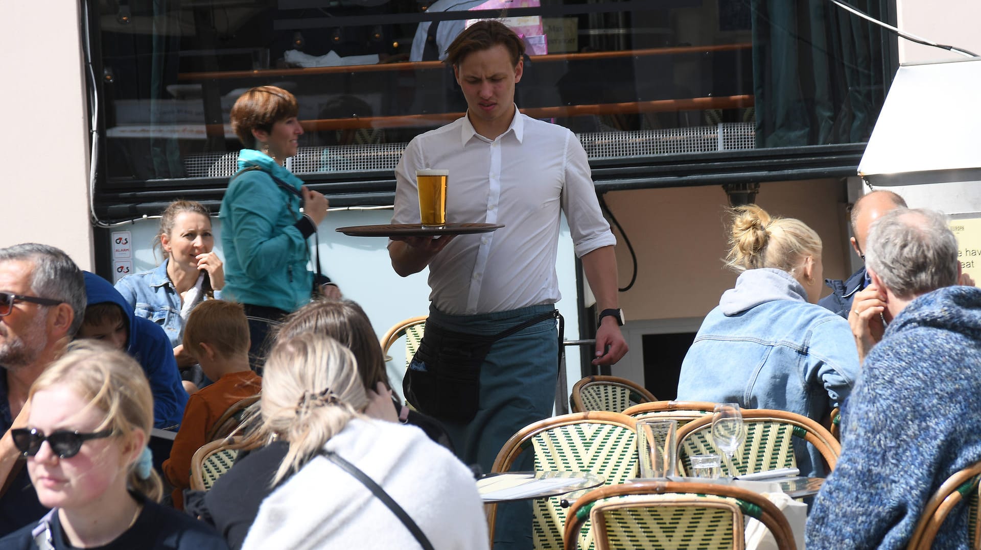 Ein Kellner im Restaurant: Die Gäste kommen dank der Corona-Lockerungen wieder zahlreicher.