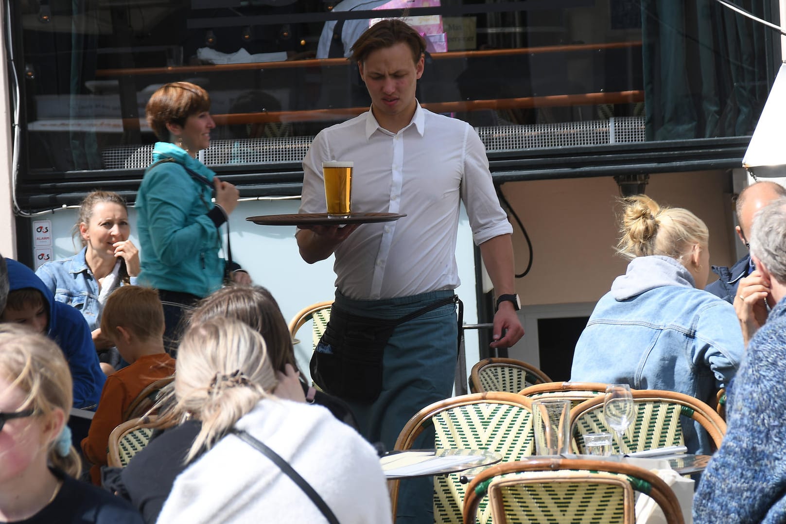 Ein Kellner im Restaurant: Die Gäste kommen dank der Corona-Lockerungen wieder zahlreicher. Ein Kellner im Restaurant: Die Gäste kommen dank der Corona-Lockerungen wieder zahlreicher.
