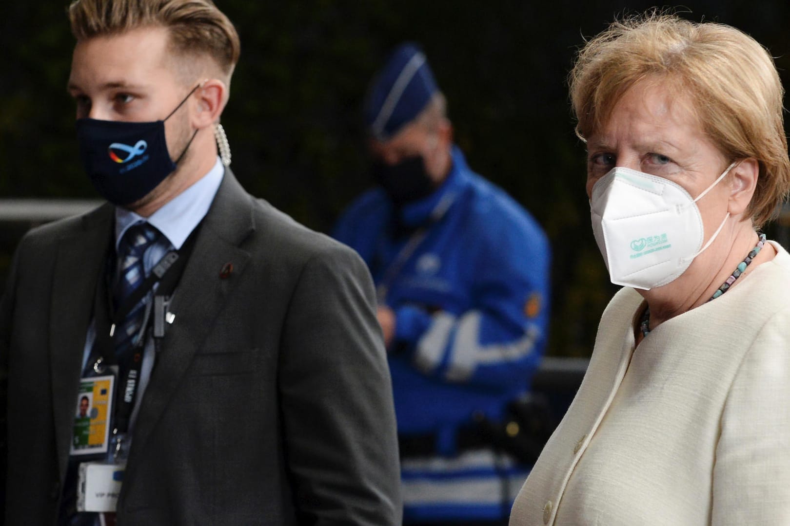 Bundeskanzlerin Angela Merkel (CDU) verlässt am frühen Morgen den EU-Gipfel in Brüssel: "Es gibt mehr Gräben als Brücken in Europa."