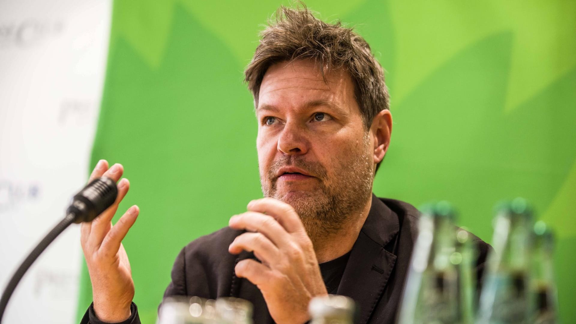 Robert Habeck: Der Grünen-Chef fordert mit Kolleginnen und Kollegen mehr Hilfen für Selbstständige und Startups. Robert Habeck: Der Grünen-Chef fordert mit Kolleginnen und Kollegen mehr Hilfen für Selbstständige und Startups.