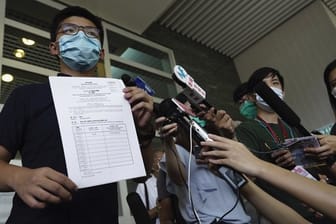 Aktivist Joshua Wong zeigt Journalisten die Nominierungsunterlagen für die Parlamentswahl im September.