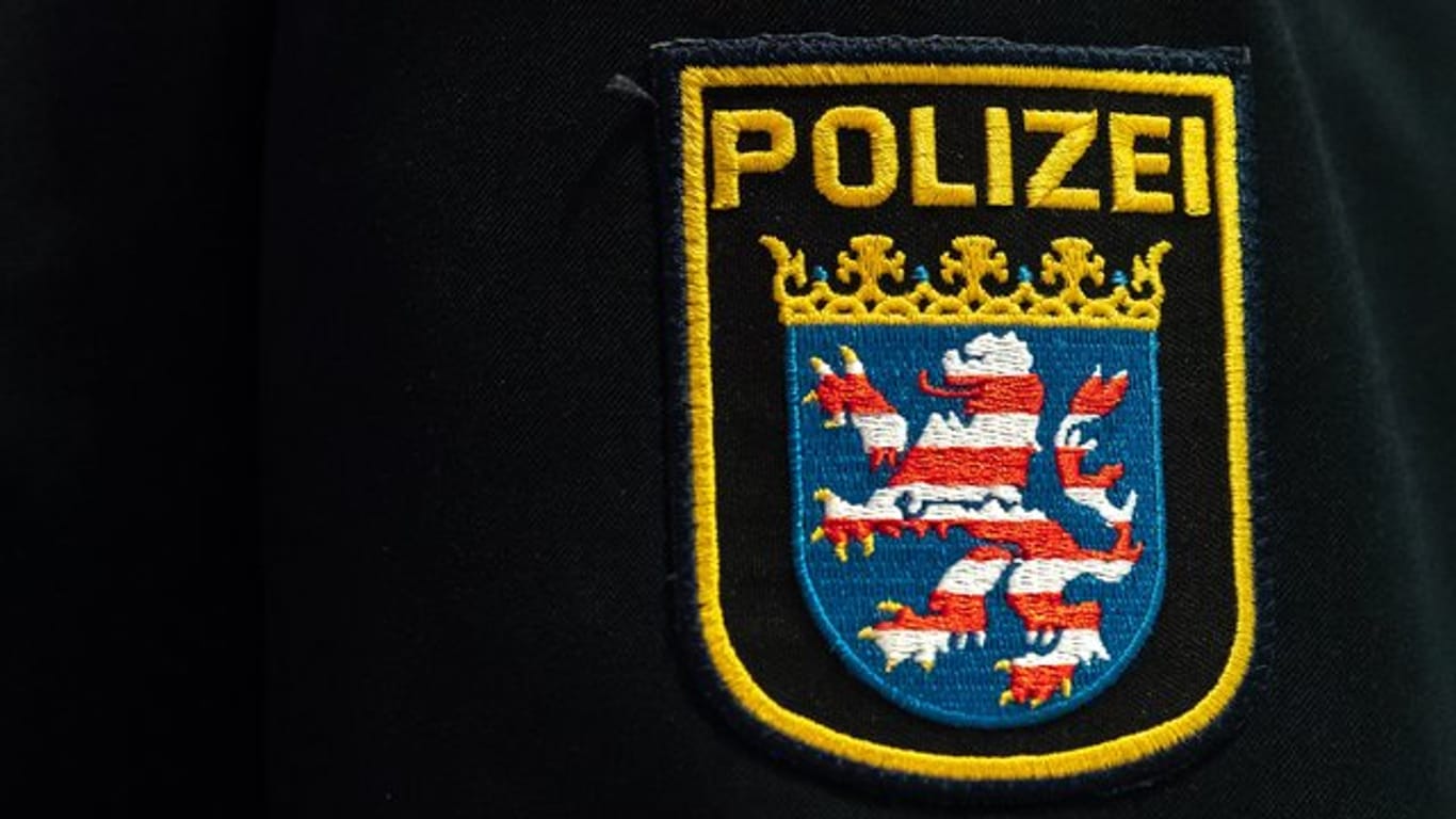 Ein Abzeichen der hessischen Polizei auf einer Uniform.