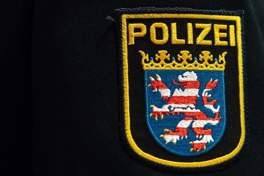 Ein Abzeichen der hessischen Polizei auf einer Uniform.