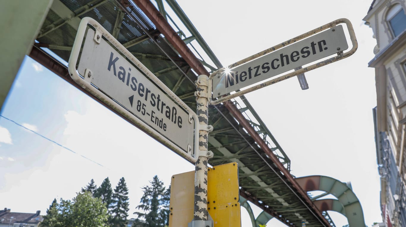 Blick auf das Schild der Kaiserstraße in Wuppertal mit Schwebebahngerüst im Hintergrund: Ist von dort ein Teil herabgefallen?