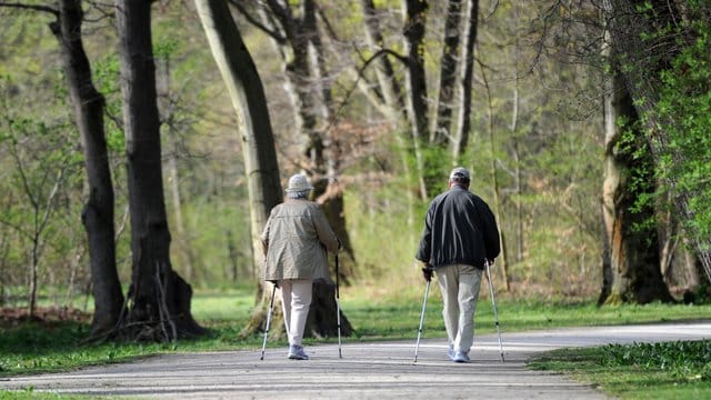 Spaziergänger im Englischen Garten in München: Die Region hat eine höhere Lebenserwartung als Norddeutschland.