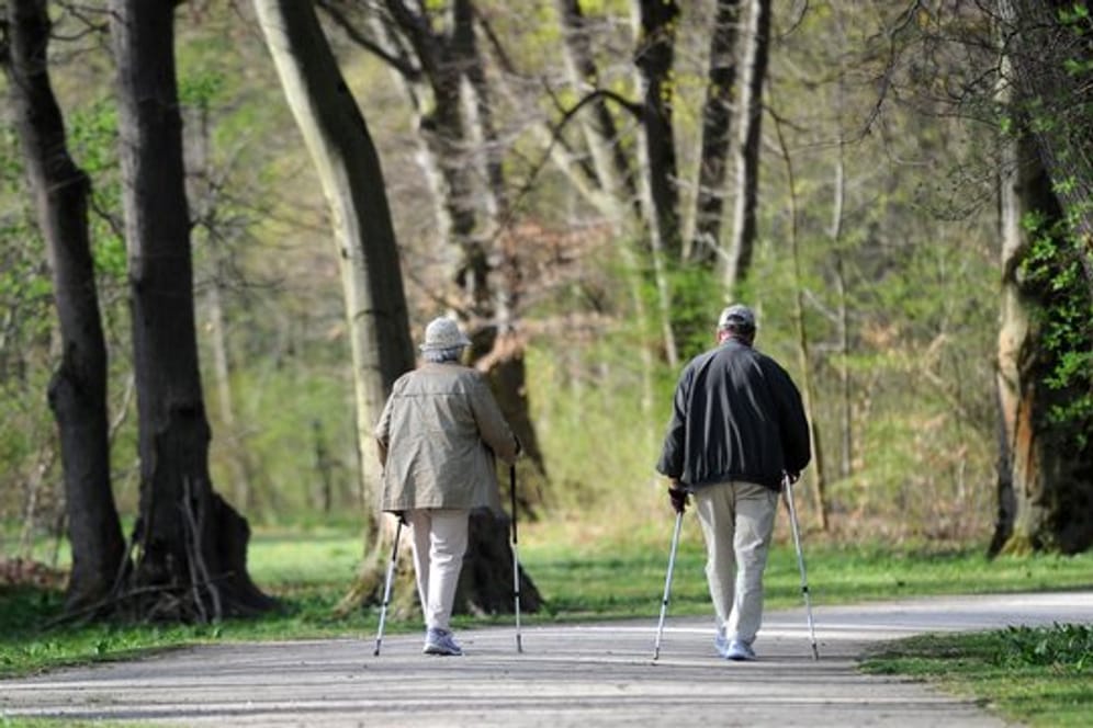 Spaziergänger im Englischen Garten in München: Die Region hat eine höhere Lebenserwartung als Norddeutschland.