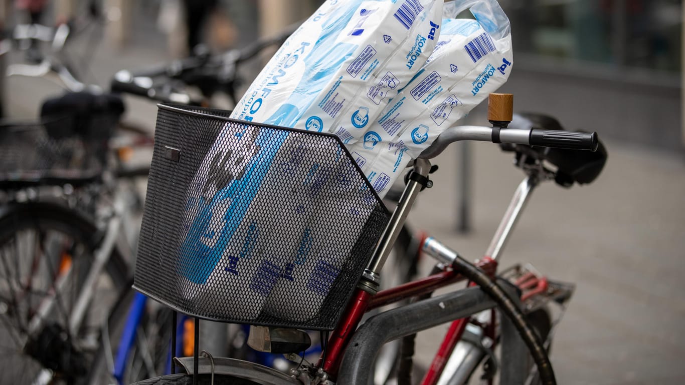 Toilettenpapier in einem Fahrradkorb: Die Nachfrage nach dem begehrten Gut in Corona-Zeiten normalisiert sich.