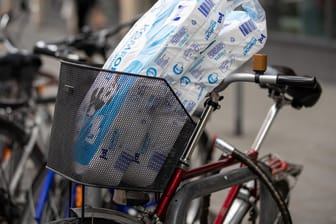 Toilettenpapier in einem Fahrradkorb: Die Nachfrage nach dem begehrten Gut in Corona-Zeiten normalisiert sich.