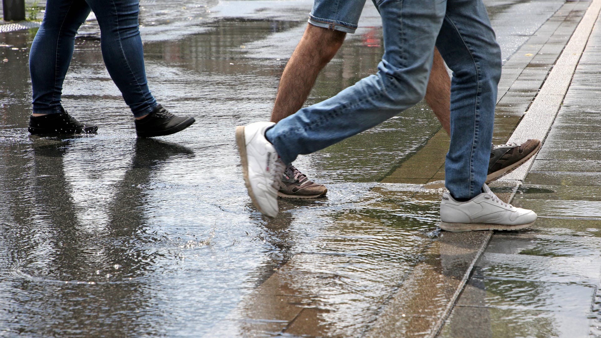 Sommergewitter in der Stadt: Vor allem im Süden und im Norden kann es diese Woche immer wieder gewittern. (Symbolfoto)