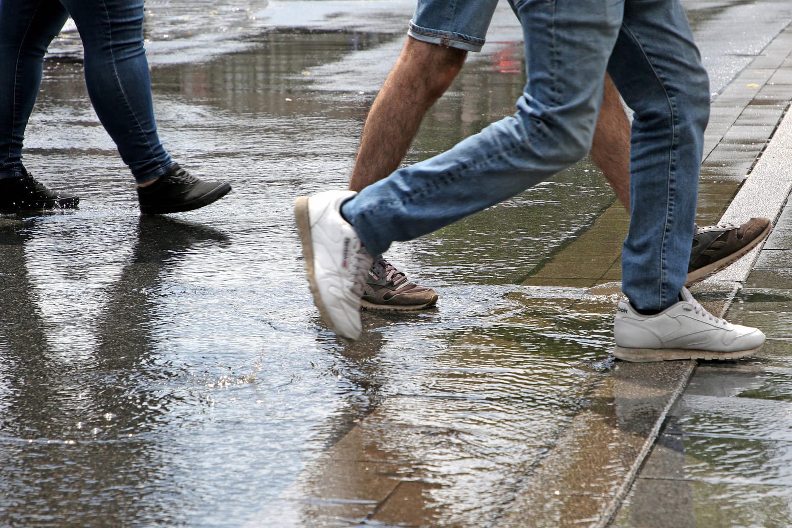 Sommergewitter in der Stadt: Vor allem im Süden und im Norden kann es diese Woche immer wieder gewittern. (Symbolfoto)