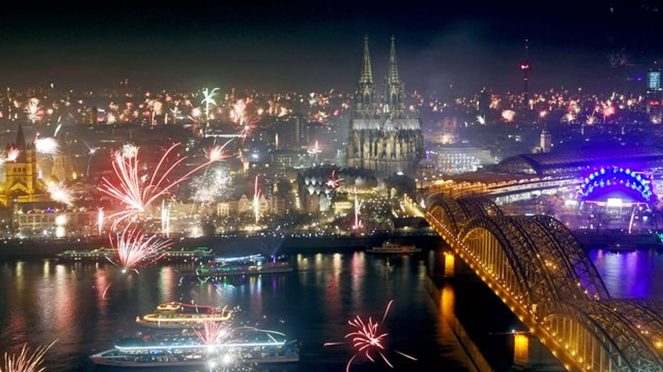 Jahreswechsel mit Feuerwerk in Köln.