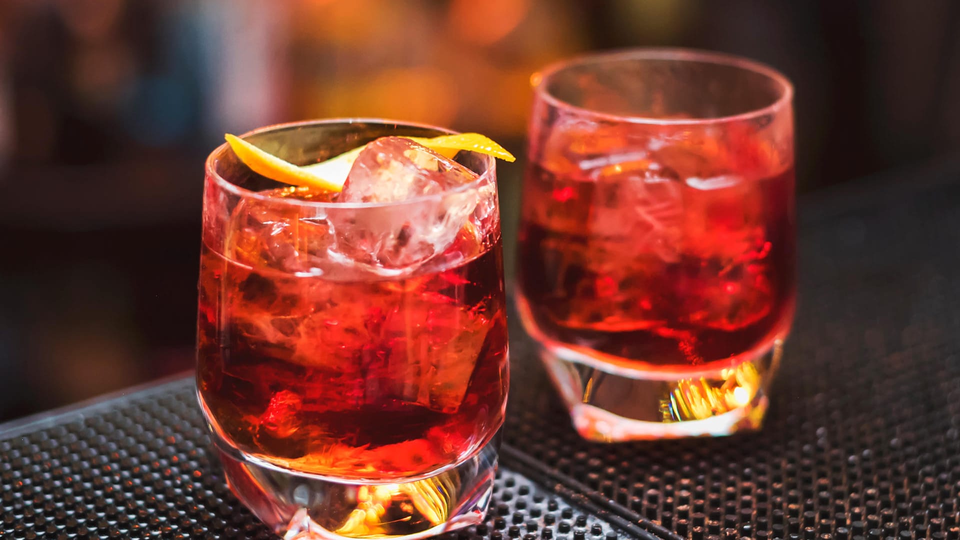 Negroni: Der italienische Cocktail wird klassisch mit einer Orangenzeste serviert.