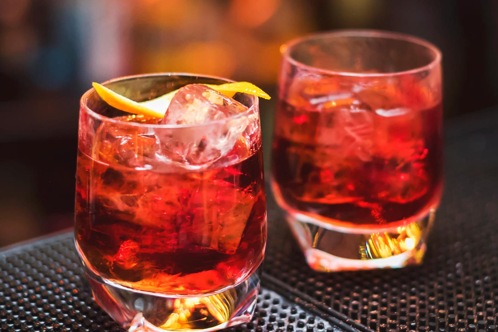 Negroni: Der italienische Cocktail wird klassisch mit einer Orangenzeste serviert.