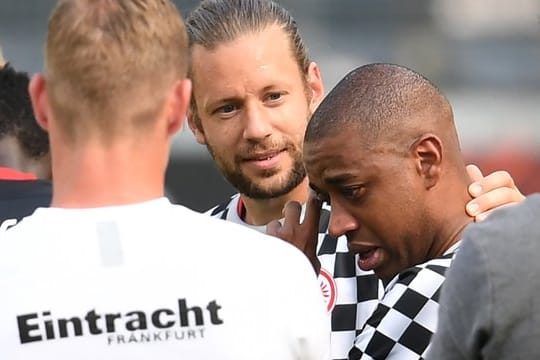 Verabschiedete sich mit Tränen von der Bundesliga: Ex-Eintracht-Profi Gelson Fernandes (r).