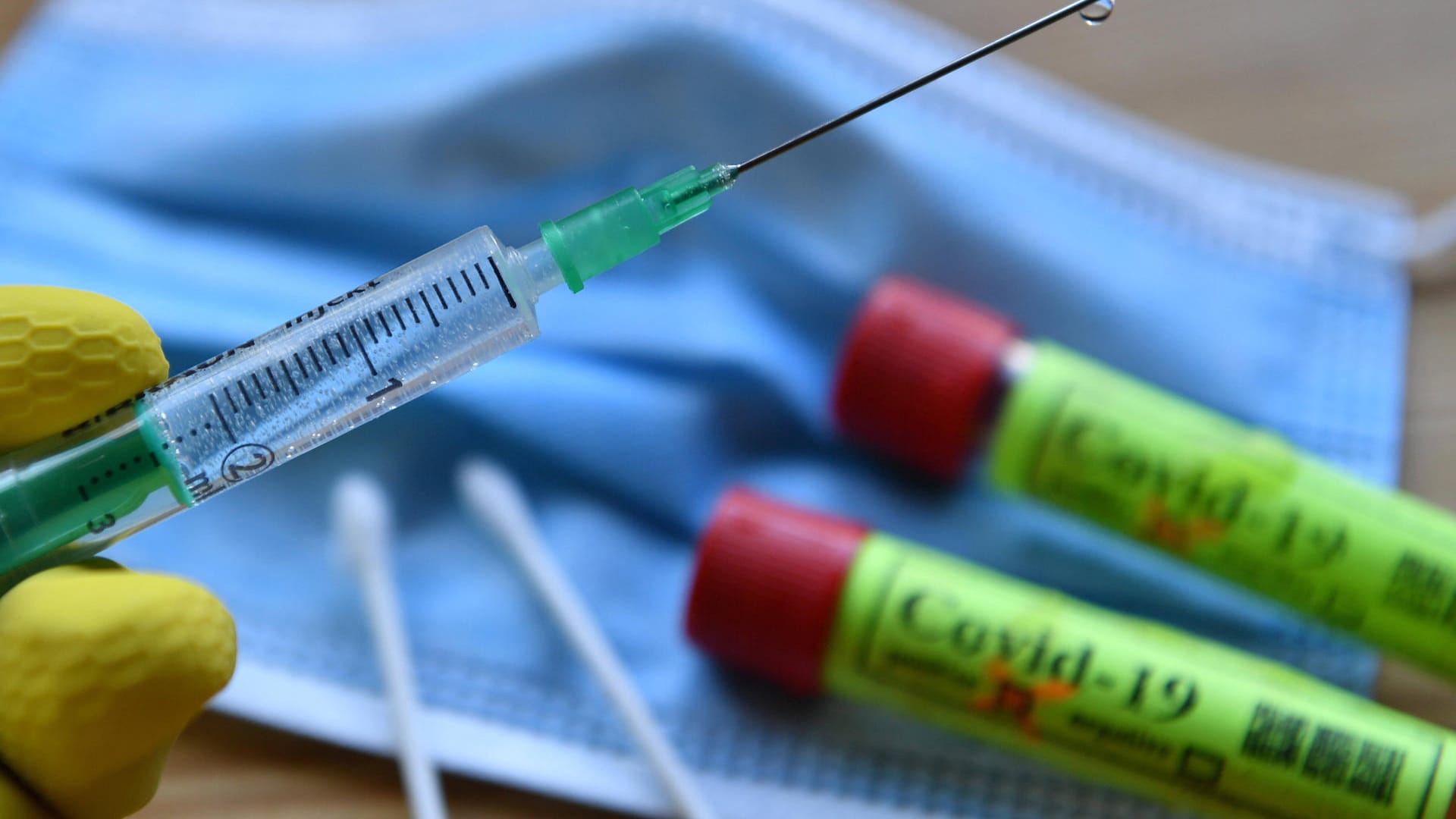 Corona-Impfstoff (Symbolbild): Biontech und Pfizer wollen Millionen Impfdosen nach Großbritannien liefern. Corona-Impfstoff (Symbolbild): Biontech und Pfizer wollen Millionen Impfdosen nach Großbritannien liefern.