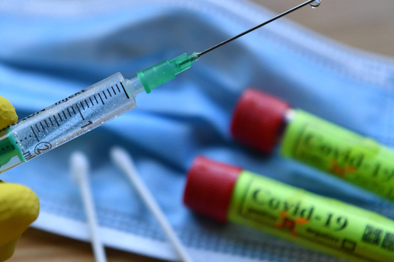 Corona-Impfstoff (Symbolbild): Biontech und Pfizer wollen Millionen Impfdosen nach Großbritannien liefern.