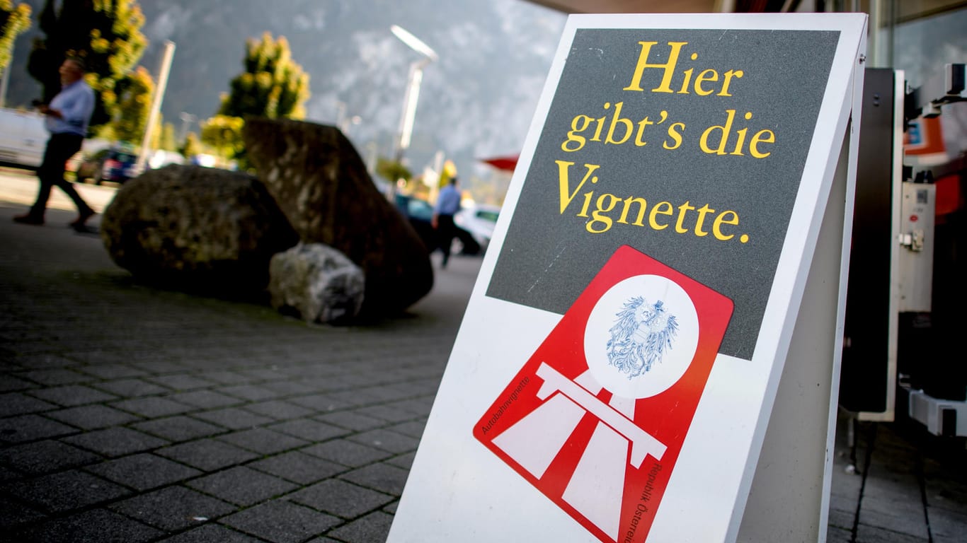 Vignetten: Die Mautvignette für die Autobahnen und Schnellstraßen in Österreich können Urlauber an Autobahnraststätten kaufen. (Archivbild)