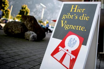 Vignetten: Die Mautvignette für die Autobahnen und Schnellstraßen in Österreich können Urlauber an Autobahnraststätten kaufen. (Archivbild)