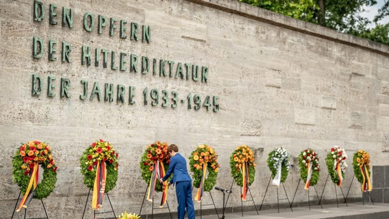 Verteidigungsministerin Annegret Kramp-Karrenbauer beim Gedenken an die Ermordeten des Widerstands gegen die nationalsozialistische Gewaltherrschaft in der Gedenkstätte Plötzensee.