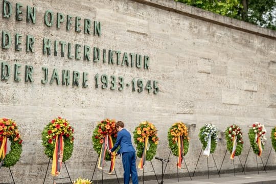 Verteidigungsministerin Annegret Kramp-Karrenbauer beim Gedenken an die Ermordeten des Widerstands gegen die nationalsozialistische Gewaltherrschaft in der Gedenkstätte Plötzensee.