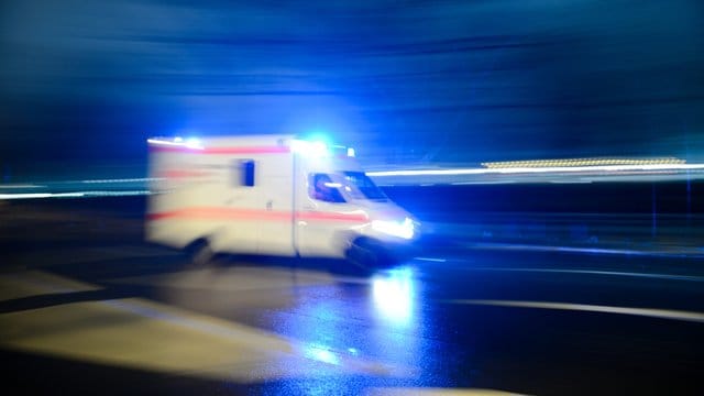 Ein Rettungswagen fährt auf der Straße mit Blaulicht entlang: Ein vierjähriges Mädchen ist durch einen Hundbiss schwer verletzt worden.